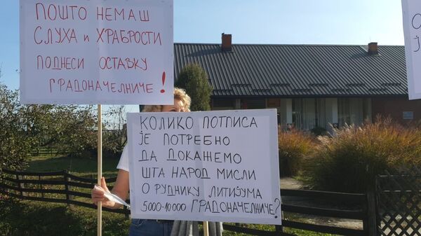 Протест код Лознице против рудника литијума: Странци одбили разговор са мештанима /фото/ Протест код Лознице против рудника литијума: Странци одбили разговор са мештанима /фото/ - Sputnik Србија