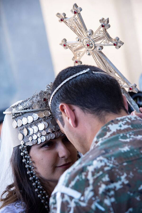 Mladenci iz Nagorno-Karabaha tokom ceremonije crkvenog venčanja u Hramu Hrista Spasitelja, 24. oktobra 2020. - Sputnik Srbija