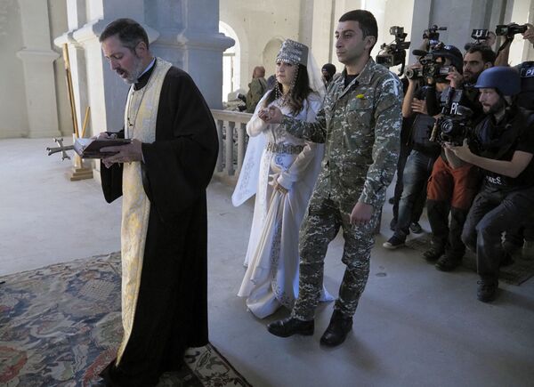 Mladenci iz Nagorno-Karabaha tokom ceremonije crkvenog venčanja u Hramu Hrista Spasitelja, 24. oktobra 2020. - Sputnik Srbija