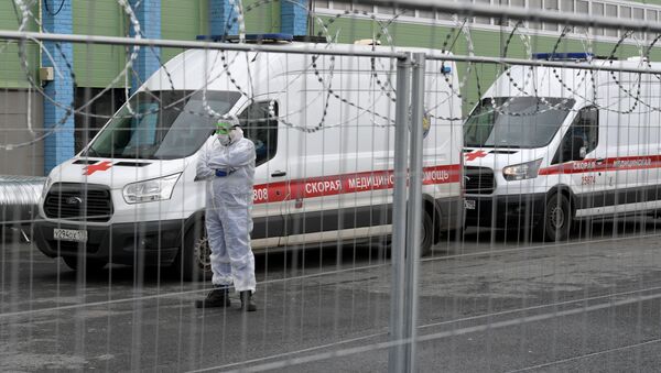 Возила хитне помоћи испред привремене болнице за пацијенте са ковидом у Санкт Петербургу - Sputnik Србија
