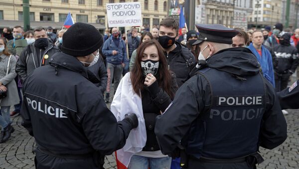 Protest u Pragu zbog novih mera protiv korone - Sputnik Srbija