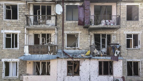Zgrada oštećena u granatiranju Stepanakerta u Nagorno-Karabahu - Sputnik Srbija