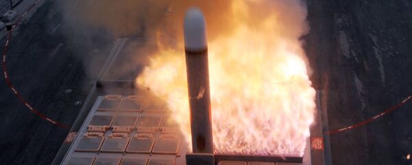 Тактичка крстарећа ракета Томахавк лансирана из лансера Мк-41 са америчког разарача Фарагат Тактичка крстарећа ракета Томахавк лансирана из лансера Мк-41 са америчког разарача Фарагат - Sputnik Србија