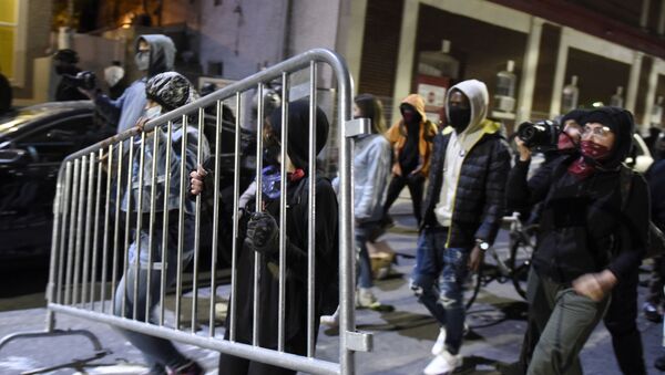 Demonstranti nose ogradu na protestima u Filadelfiji - Sputnik Srbija