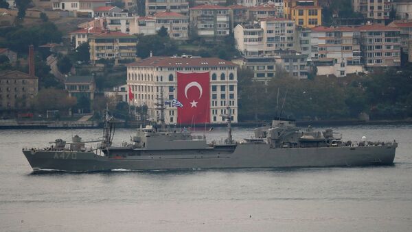 Грчки војни брод Алиакмон пролази кроз Босфор према Црном мору - Sputnik Србија