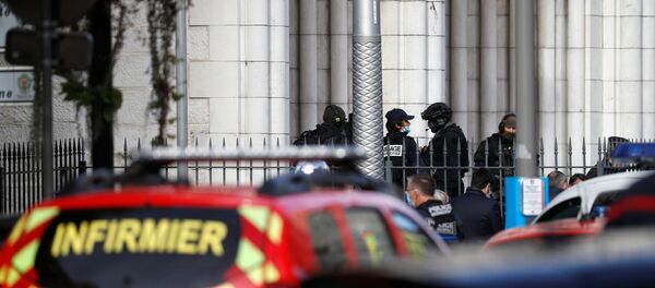 Француски полицајци на увиђају, на месту где се десио напад ножем у Ници Француски полицајци на увиђају, на месту где се десио напад ножем у Ници - Sputnik Србија