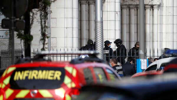 Francuski policajci na uviđaju, na mestu gde se desio napad nožem u Nici - Sputnik Srbija