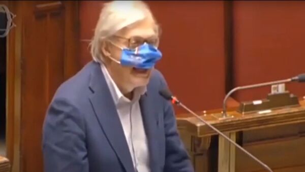 Italijanski poslanik Vitorio Zgarbi iznet sa sednice jer je odbio da nosi masku - Sputnik Srbija