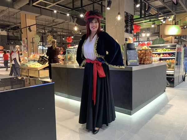 Плафон као небо: Како изгледа шопинг у највећем тржном центру у региону - Sputnik Србија