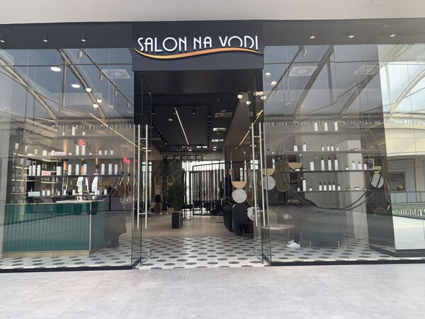 Плафон као небо: Како изгледа шопинг у највећем тржном центру у региону - Sputnik Србија