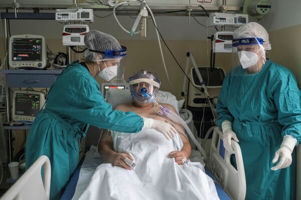 Ne ponovila se 2020! Živela 2021! Poruke Bore Čorbe, Irfana Mensura i Vladimira Stojkovića - Sputnik Srbija