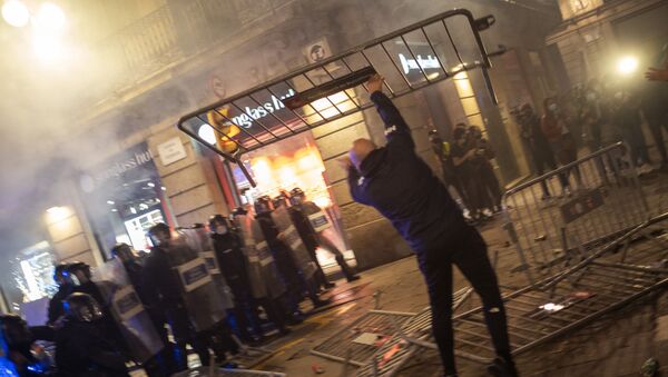 Sukobi na ulicama Barselone zbog restriktivnih mera u Španiji - Sputnik Srbija