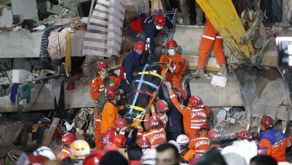 Спасилачке екипе у потрази за преживелима након разорног земљотреса у Турској - Sputnik Србија