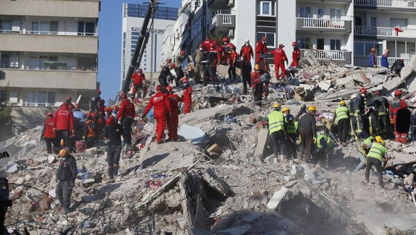 Спасилачке екипе трагају за несталима у Измиру након разорног земљотреса - Sputnik Србија