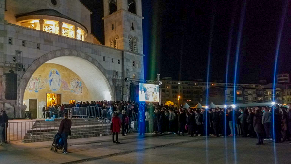 Народ чека да се поклони одру митрополита Амфилохија у Саборном храму Христовог васкрсења у Подгорици - Sputnik Србија