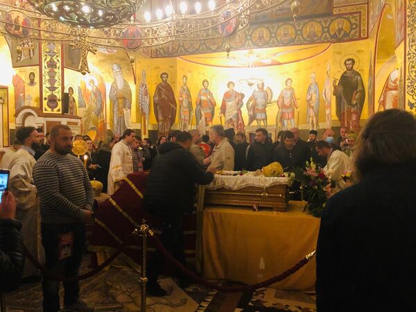 Последњи благослов митрополита: Реке људи одају почаст у подгоричком храму /видео, фото/ Последњи благослов митрополита: Реке људи одају почаст у подгоричком храму /видео, фото/ - Sputnik Србија