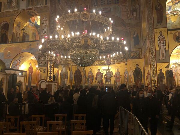 Последњи благослов митрополита: Реке људи одају почаст у подгоричком храму /видео, фото/ Последњи благослов митрополита: Реке људи одају почаст у подгоричком храму /видео, фото/ - Sputnik Србија