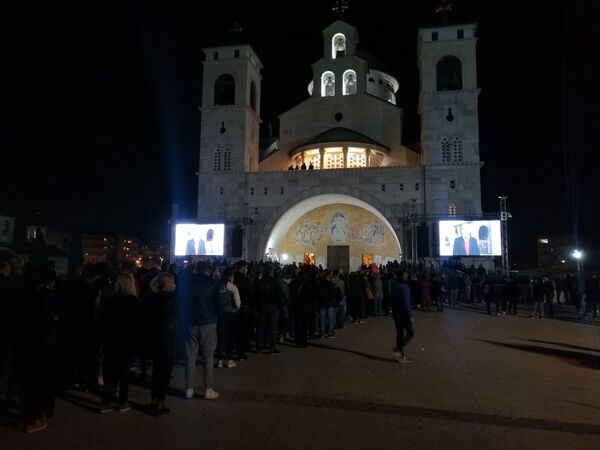 Последњи благослов митрополита: Реке људи одају почаст у подгоричком храму /видео, фото/ Последњи благослов митрополита: Реке људи одају почаст у подгоричком храму /видео, фото/ - Sputnik Србија