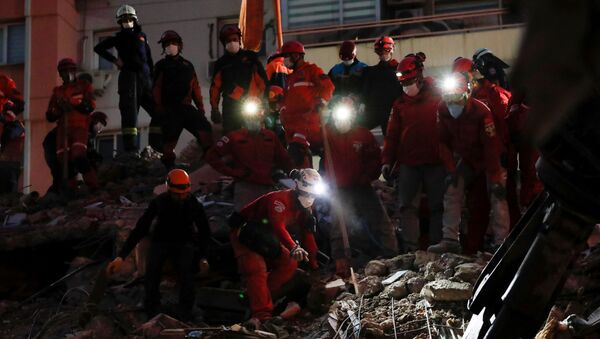 Спасиоци трагају за људима испод рушевина у Измиру - Sputnik Србија