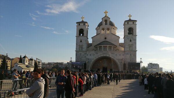 Верници испред Саборно храма у Подгорици уочи сахране митрополита Амфилохија - Sputnik Србија