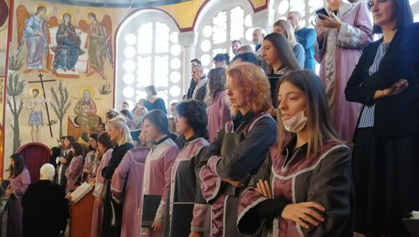 Hor u Sabornom hramu u Podgorici uoči ceremonije sahranjivanja mitropolita Amfilohija Radovića - Sputnik Srbija