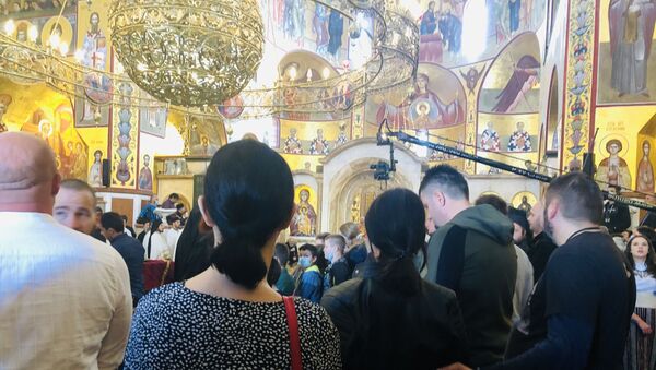 Све време литургије грађани се поздрављају од митрополита - Sputnik Србија