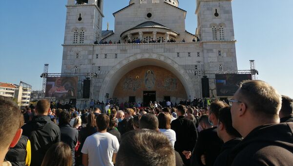 Народ окупљен испред Саборног храма у Подгорици како би одао последњу почаст митрополиту Амфилохију - Sputnik Србија