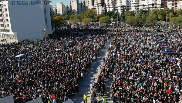 Народ окупљен испред Саборног храма у Подгорици како би одао последњу почаст митрополиту Амфилохију - Sputnik Србија