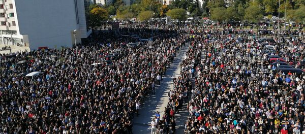 Народ окупљен испред Саборног храма у Подгорици како би одао последњу почаст митрополиту Амфилохију Народ окупљен испред Саборног храма у Подгорици како би одао последњу почаст митрополиту Амфилохију - Sputnik Србија