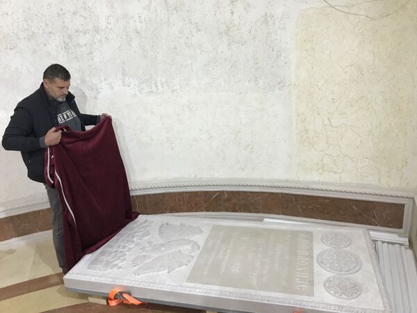 Надгробна плоча направљена је по жељи митрополита Амфилохија - Sputnik Србија