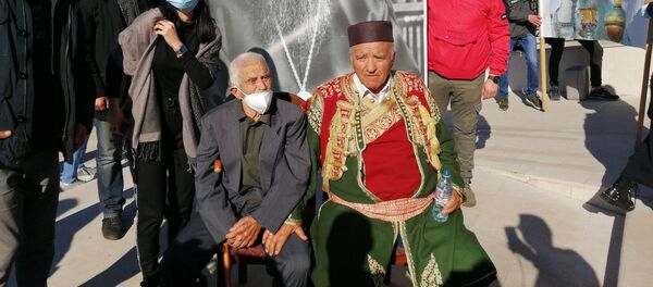 Devedesetpetogodišnji Svetozar Pavićević (levo) pešice je došao iz Kuča - Sputnik Srbija