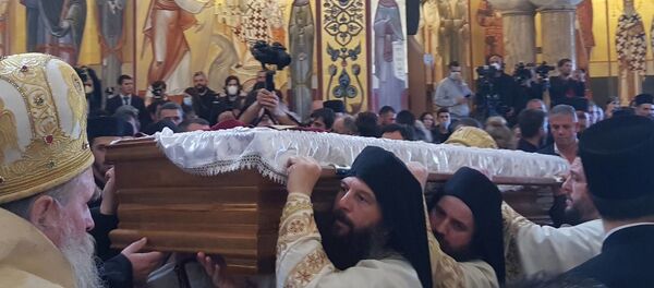 Iznošenje zemnih ostataka mitropolita Amfilohija ispred Sabornog hrama - Sputnik Srbija