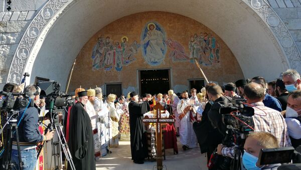 Држање опела за покој душе митрополита Амфилохија испред Саборног храма у Подгорици - Sputnik Србија