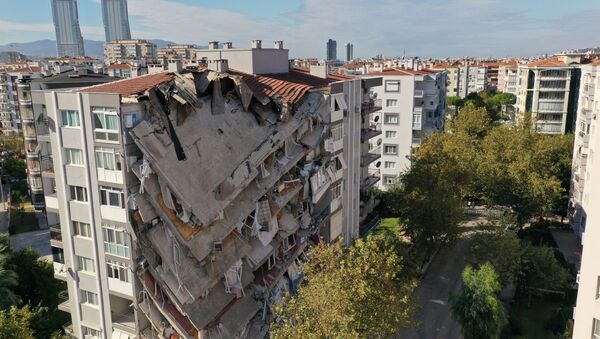 Stambena zgrada porušena u zemljotresu koji je pogodio Izmir - Sputnik Srbija