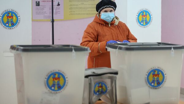 Žena glasa na biračkom mestu u Kišinjevu u Moldaviji - Sputnik Srbija