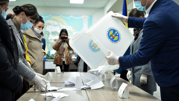 Чланови изборне комисије броје гласове на председничким изборима у Молдавији - Sputnik Србија
