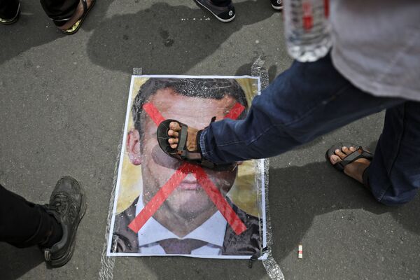Jeziv protest: Spaljen „Makron“ na lomači /video, foto/ Jeziv protest: Spaljen „Makron“ na lomači /video, foto/ - Sputnik Srbija