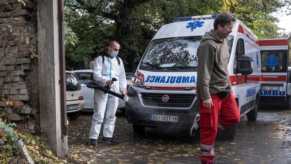 Ekipa Hitne pomoći ispred klinike za infektivne i tropske bolesti KCS - Sputnik Srbija