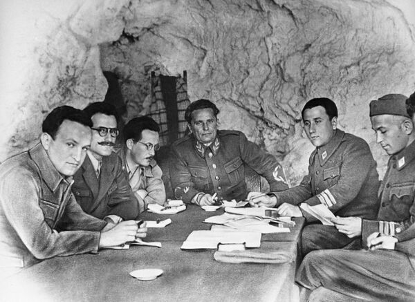 Јуриш партијаца на дедињске виле: Шта се у Србији дешавало 1944. када су стигле пролетерске јединице Јуриш партијаца на дедињске виле: Шта се у Србији дешавало 1944. када су стигле пролетерске јединице - Sputnik Србија