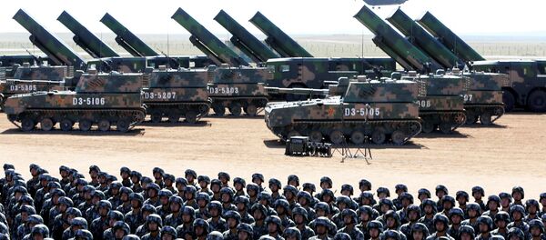 Војници Народноослободилачке војске Кине учествују у војној паради у знак сећања на 90. годишњицу оснивања војске у војној бази за обуку Журихе у Аутономној регији Унутрашња Монголија, Кина, 30. јула 2017. - Sputnik Србија