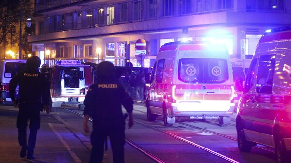 Policijski službenici i vozila hitne pomoći na mestu gde su se čuli pucnji u blizini sinagoge, gde je, prema medijskim navodima, poginulo sedam ljudi. - Sputnik Srbija