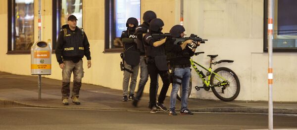 Полицијски службеници у стању приправности након размене ватре у пуцњави Бечу - Sputnik Србија