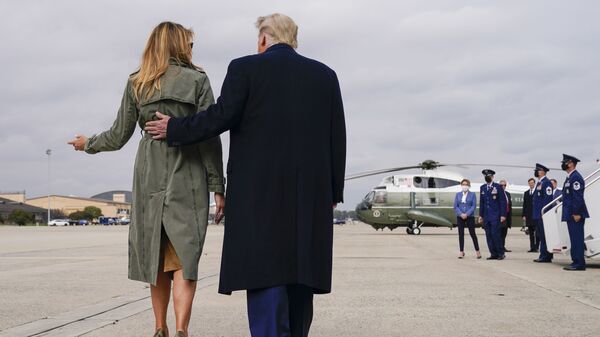 Доналд и Меланија Трамп улаз у авион у Мичигену - Sputnik Србија