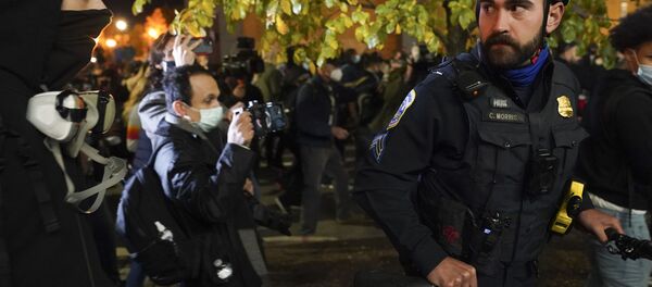 Вашингтонска полиција у близини Беле куће - Sputnik Србија