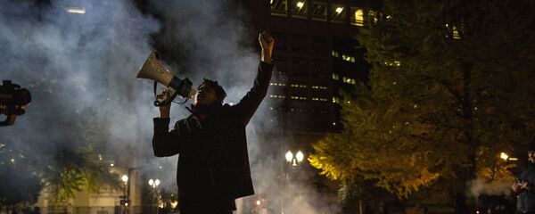 Pripadnik organizacije „Black Lives Matter“ protestuje ispred Bele kuće - Sputnik Srbija