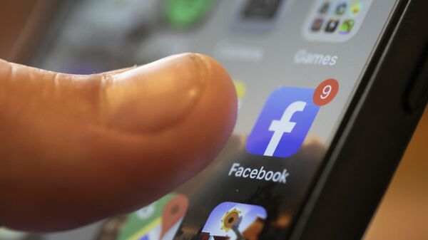 Aplikacija Fejsbuk na mobilnom telefonu - Sputnik Srbija