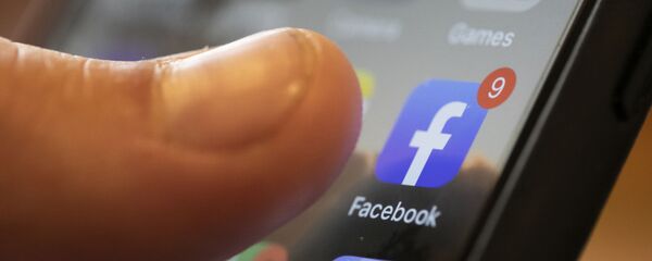 Апликација Фејсбук на мобилном телефону - Sputnik Србија