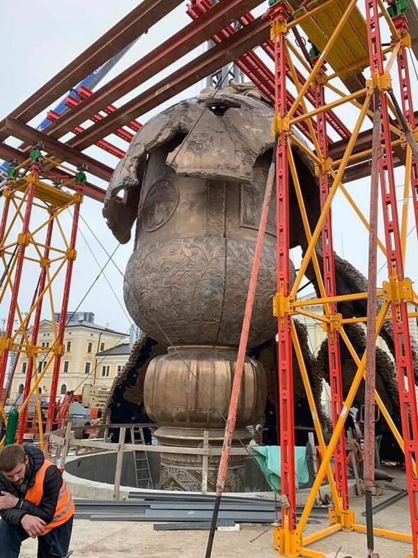 Počelo postavljanje statue Stefana Nemanje /foto/ Počelo postavljanje statue Stefana Nemanje /foto/ - Sputnik Srbija