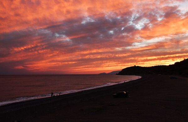Zalazak sunca na obali Crnog mora, nedaleko do sela Morsko, Krim.   - Sputnik Srbija