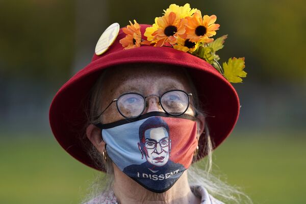 Жена носи маску са ликом судије Врховног суда Рут Бејдер Гинсберг током протеста у Портланду - Sputnik Србија